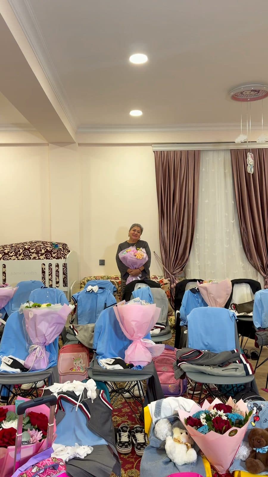 Yeni dərs ilinə hazır zal: stullarda məktəb forması, çantalar və gül dəstələri
